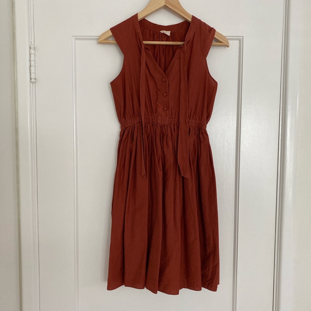 Sleeveless dress with tie - Picture 2 of 4
